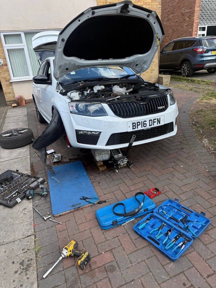 Timing belt and clutch work on a Škoda Octavia vRS on a driveway